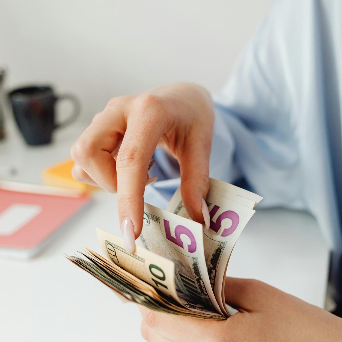 Iemand telt extra verdiend geld na een kleine klus