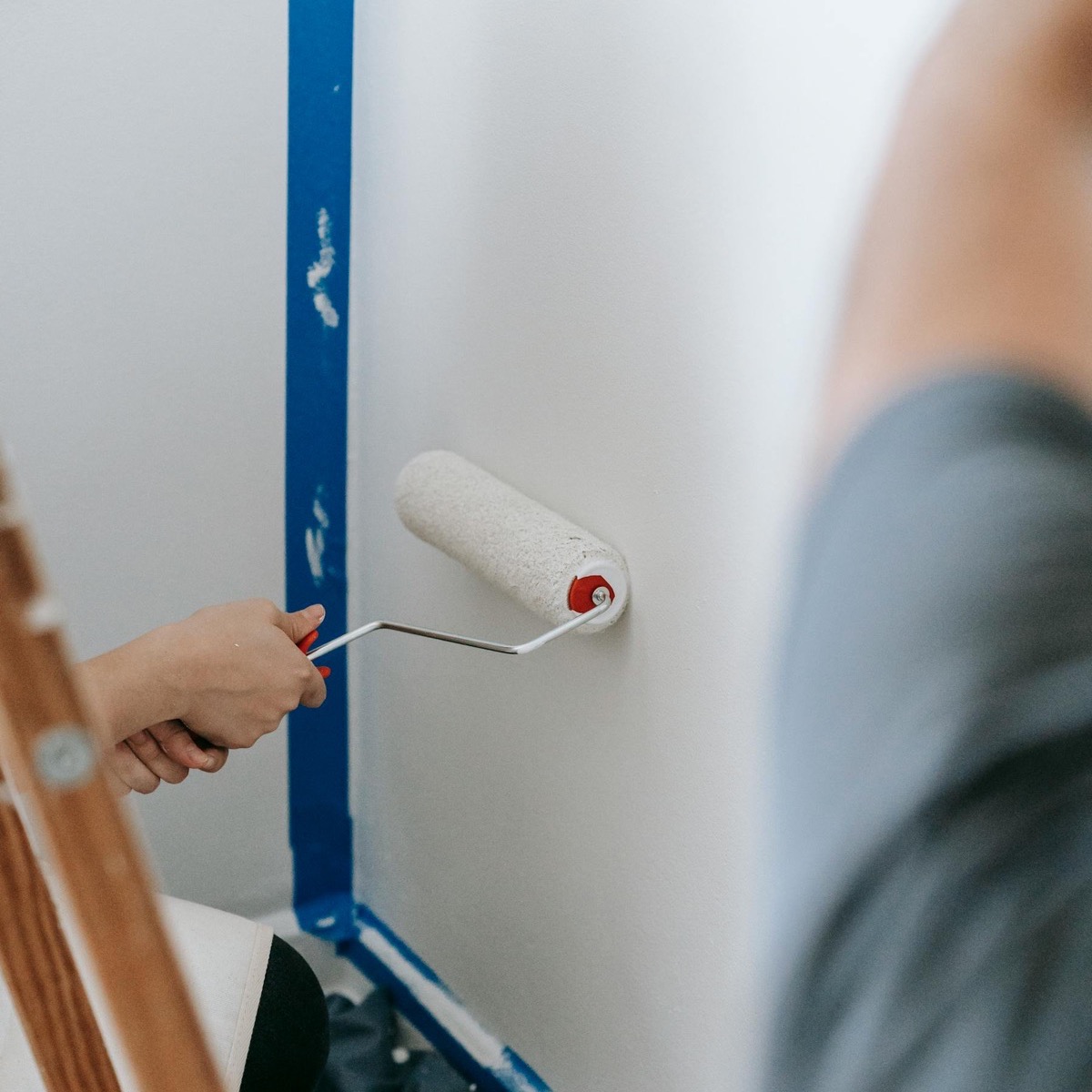 Iemand schildert een muur als klein klusje in huis
