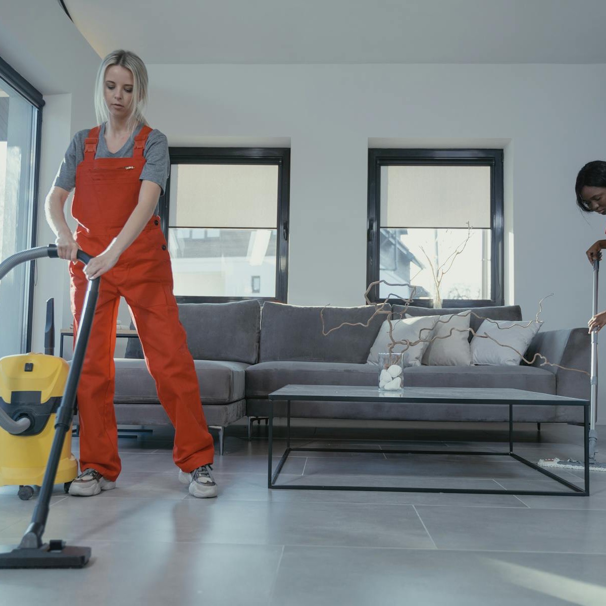 Huishoudelijke hulp doet schoonmaaktaken in huis
