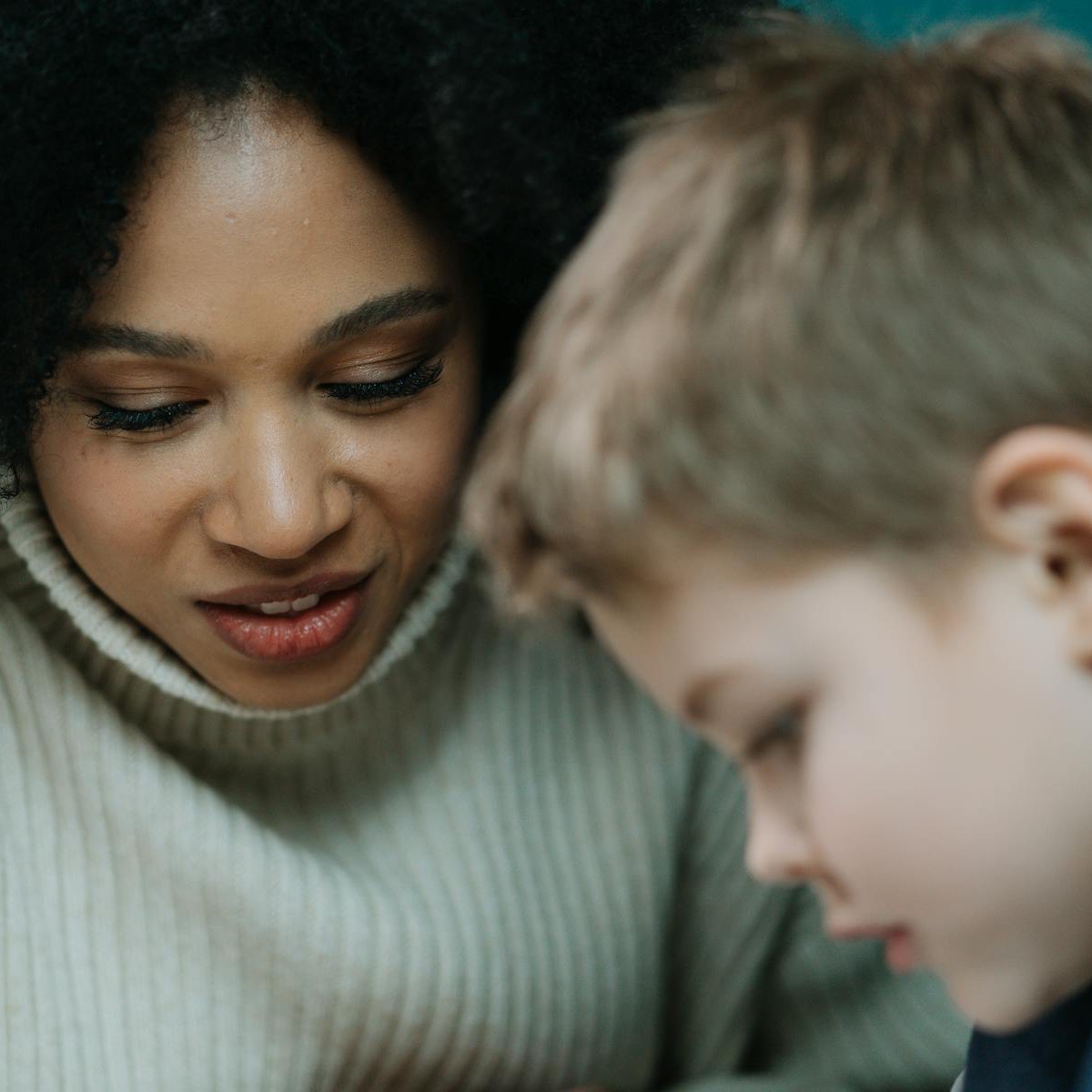 Kinderoppas helpt een kind met huiswerk