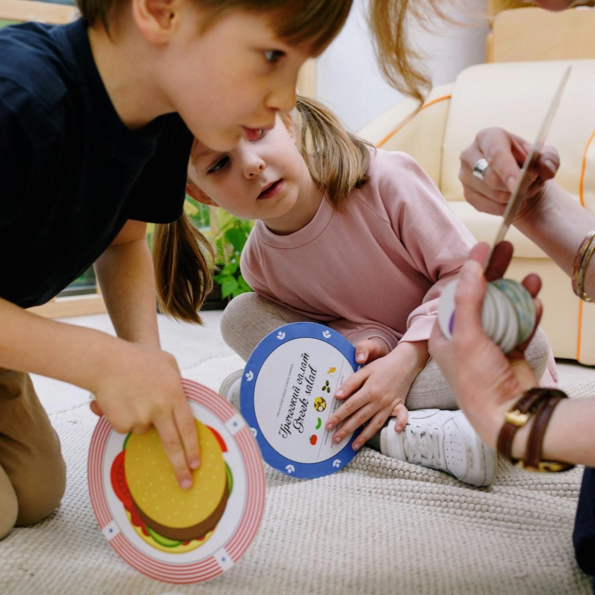 Kinderen spelen rustig thuis met begeleiding
