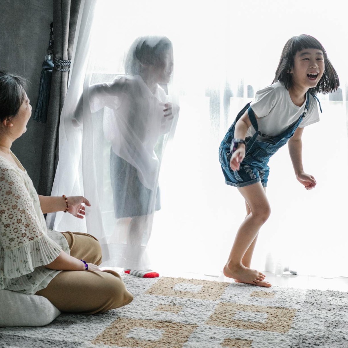Kinderoppas speelt thuis met kinderen