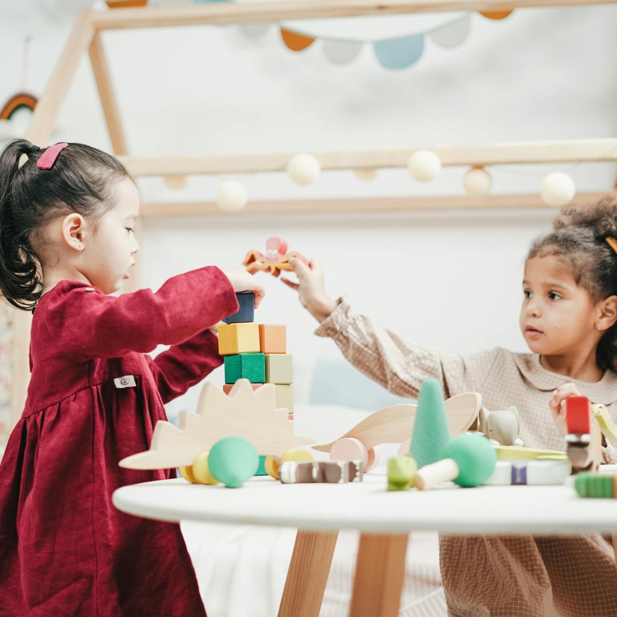 Kinderoppas aan huis in een rustige woonkamer