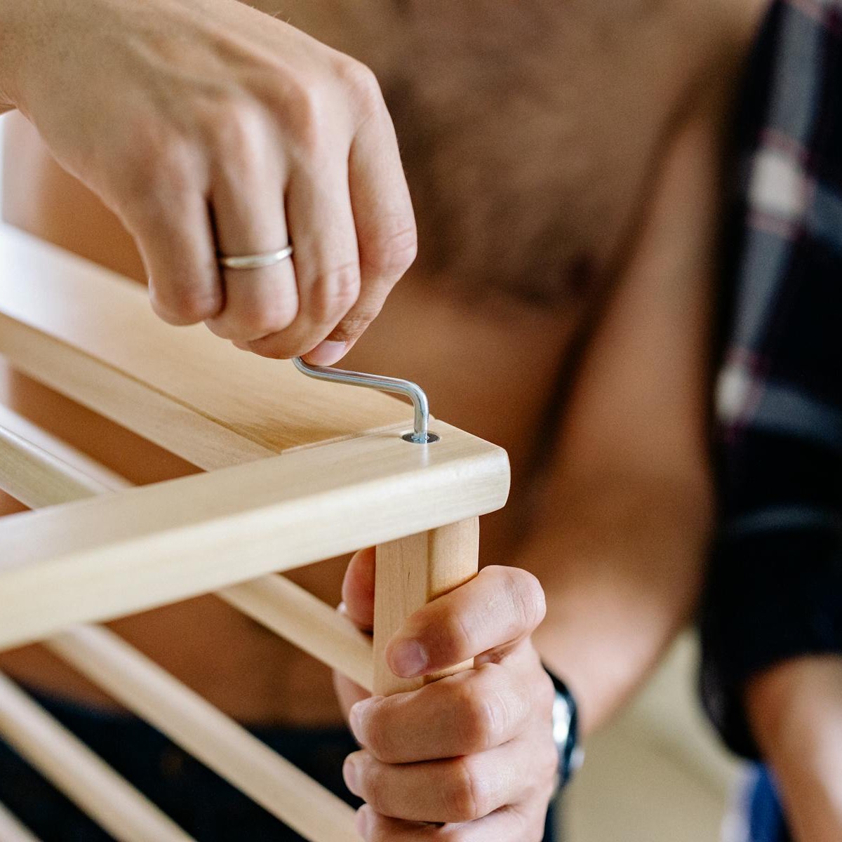 Meubel in elkaar zetten als kleine klus in huis