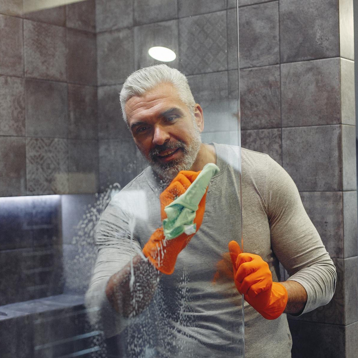 Schoonmaker maakt een badkamer schoon