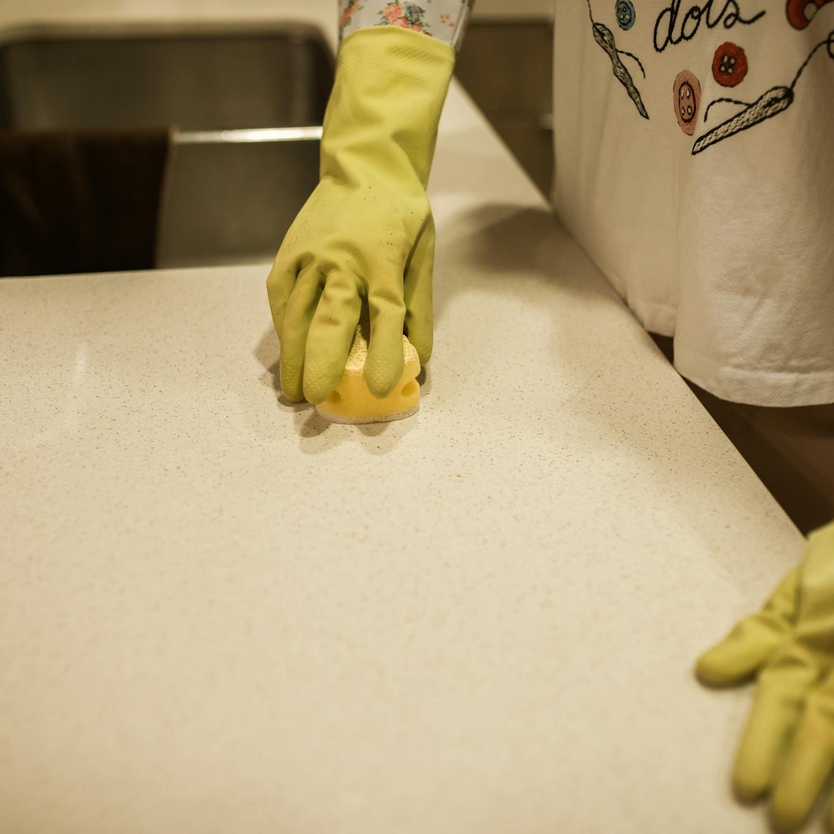 Schoonmaakster maakt een keukenblad schoon in Amsterdam